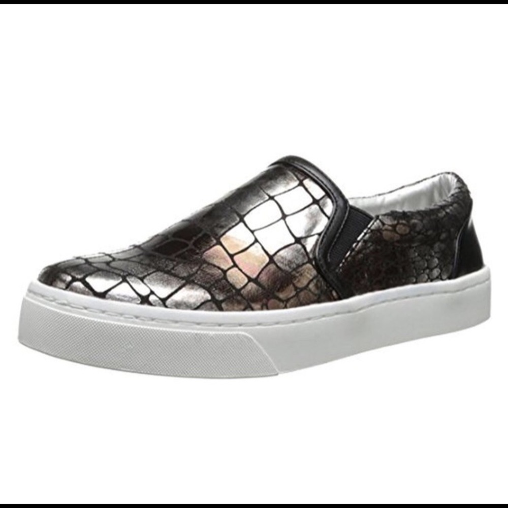 Luichiny metallic slip on shoes MSRP $65🏖